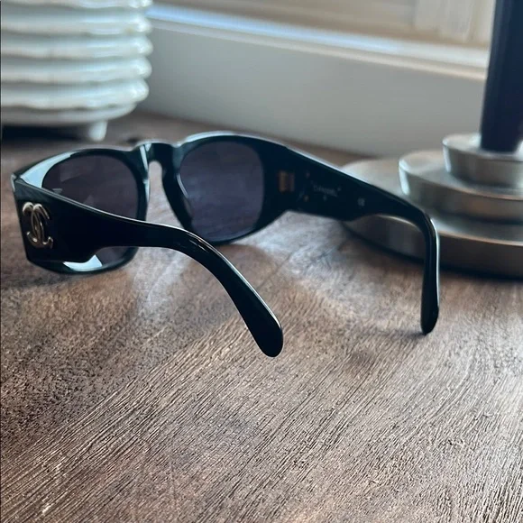 CHANEL Black Sunglasses with Gold Logo - Picture 7 of 11